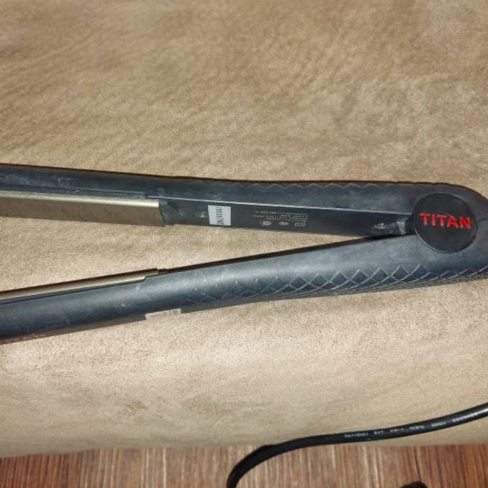 Black Titan hair straightener